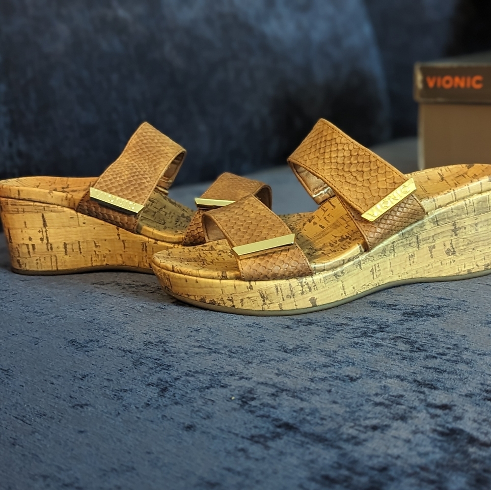 VIONIC sandals NIB/Tan Snake